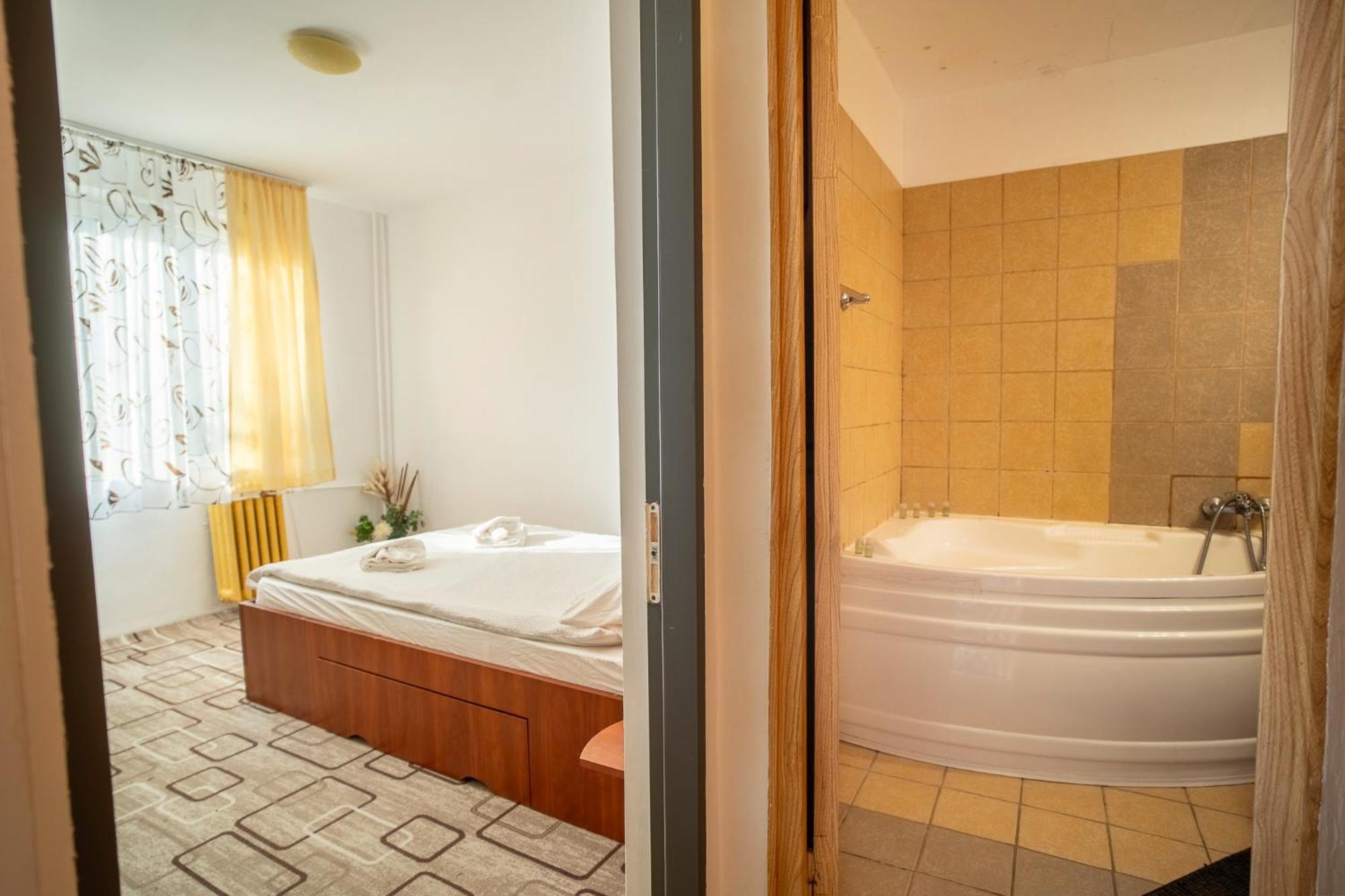 Rustic & Spacious 3Br Apartment Бухарест Экстерьер фото